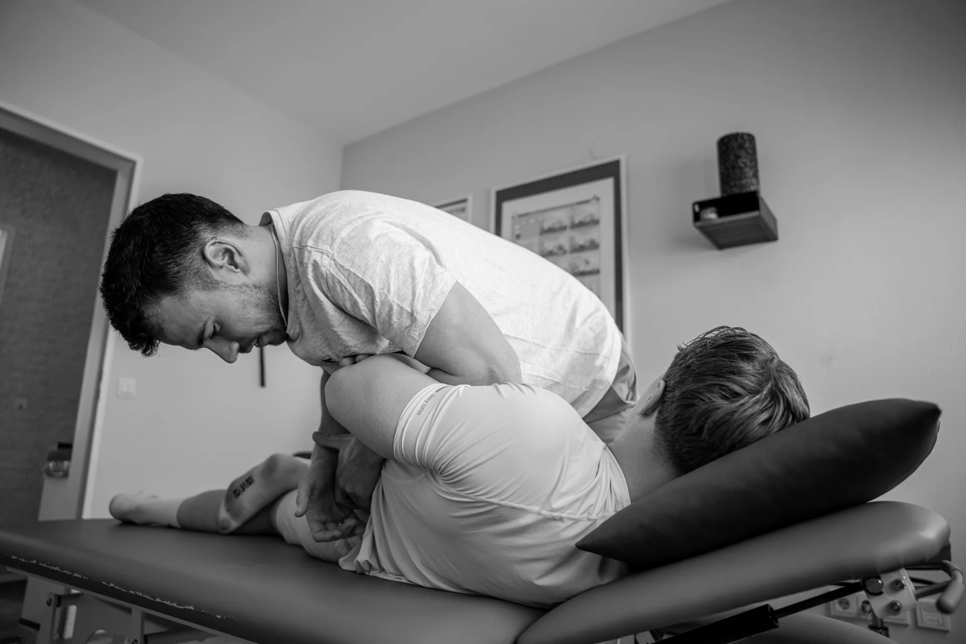 Physiotherapeut bei einer manuellen Behandlung im Schulter- und Nackenbereich