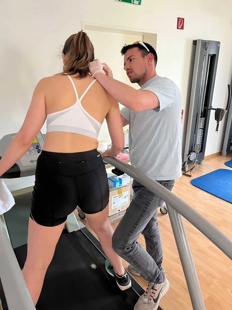 Physiotherapeut bei der Auswertung einer Leistungsdiagnostik mit Patient